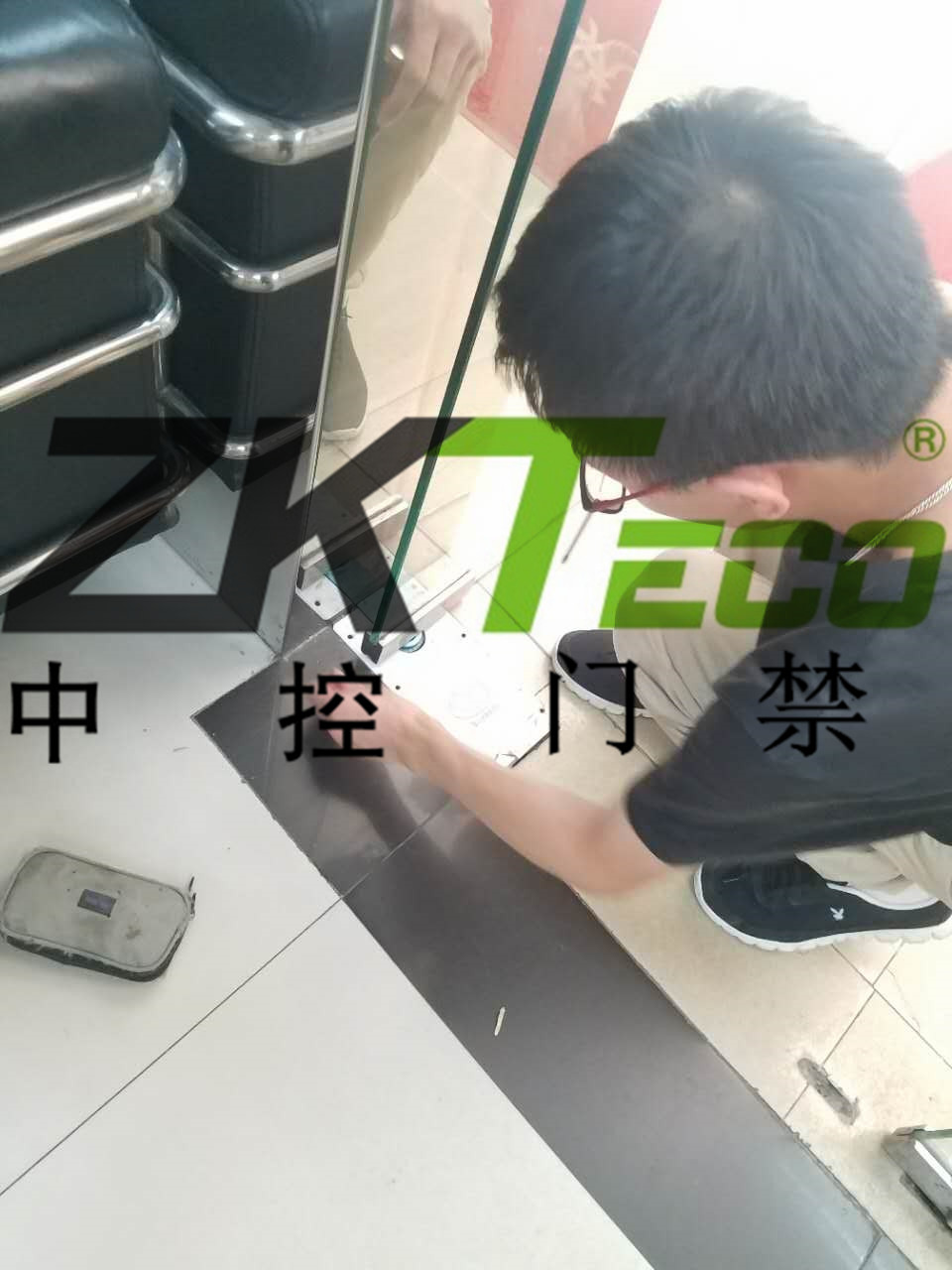 中控門禁公司在越秀區更換玻璃門彈簧，調維修玻璃門